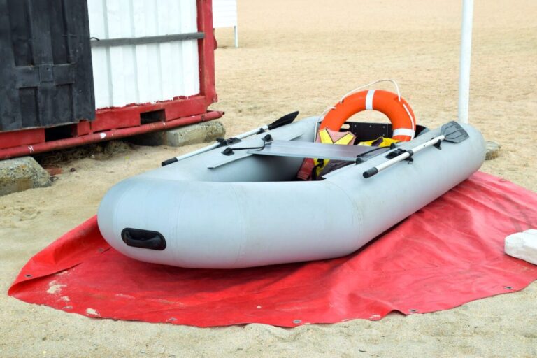 Annexe gonflable attachée à un voilier au mouillage, prête pour les déplacements à terre.