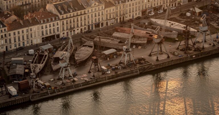 Vue aérienne des anciens chantiers de la Garonne à Bordeaux avec les quais industriels