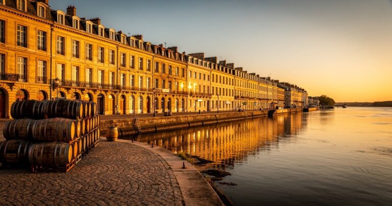 Les façades historiques du XVIIIe siècle du quai des Chartrons à Bordeaux au coucher du soleil