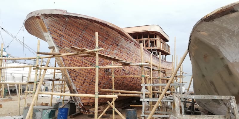 Le goudron suédois : entretien traditionnel des bateaux