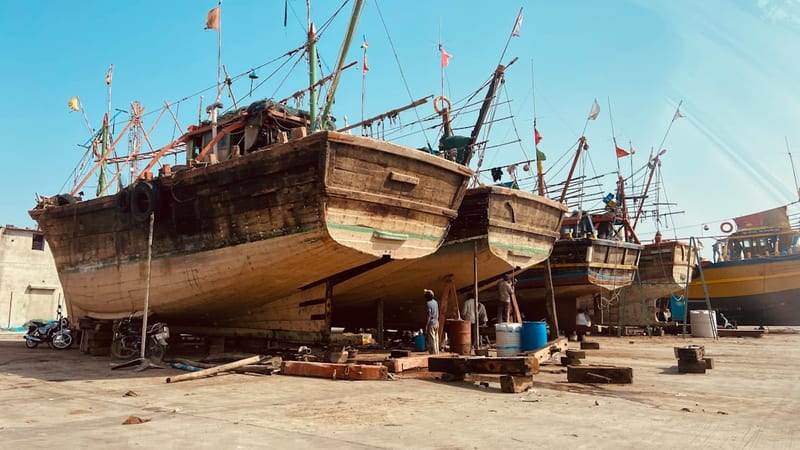 Le goudron suédois : entretien traditionnel des bateaux