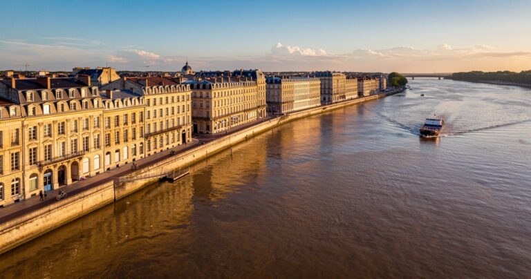 Vue aerienne des quais historiques de Bordeaux le long de la Garonne au coucher du soleil