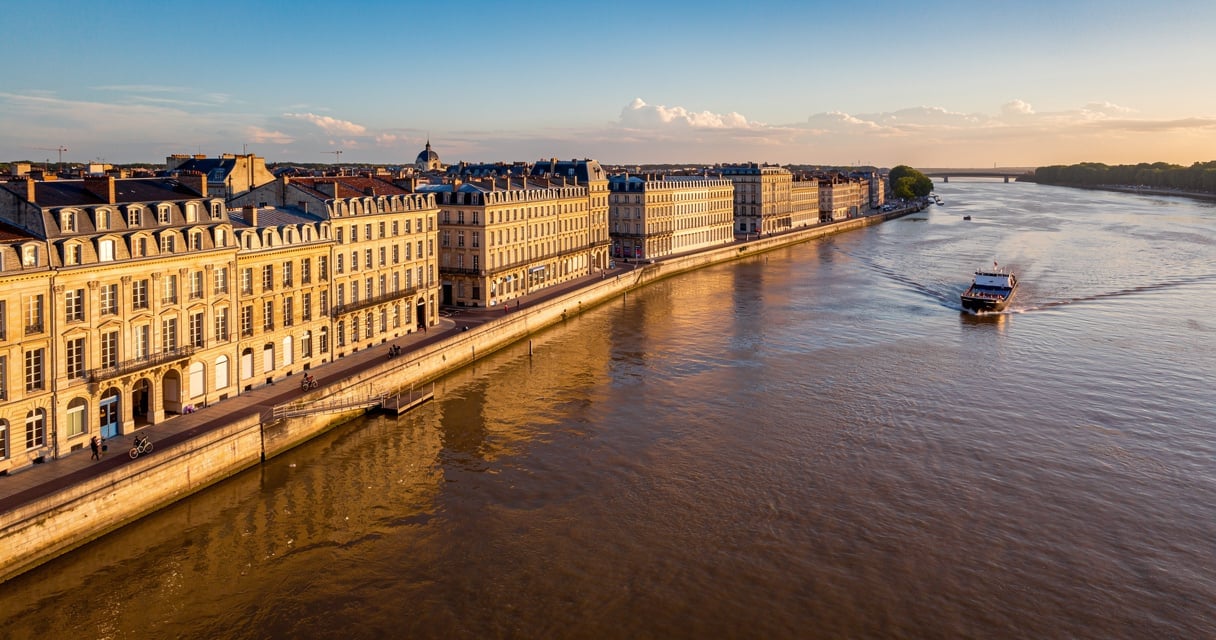 Vue aerienne des quais historiques de Bordeaux le long de la Garonne au coucher du soleil